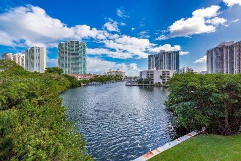 Снять в аренду кондоминиум в Авентура, Флорида 2 спальни, 102.19м2, № 1991500 - фото 24