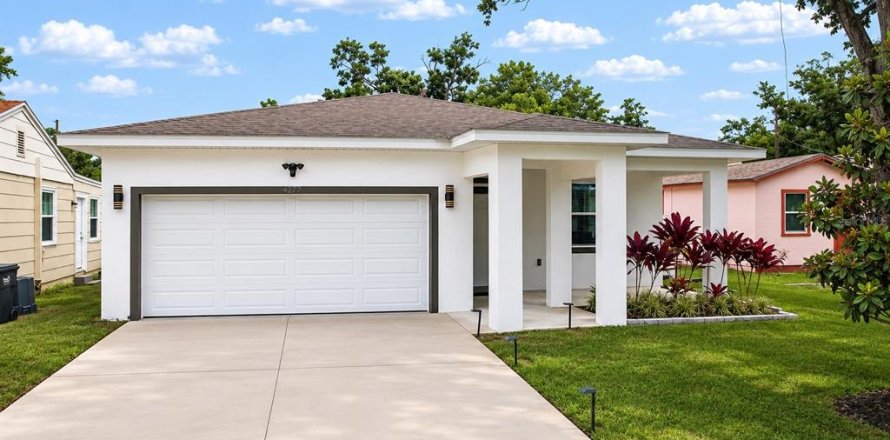 Villa ou maison à Saint Petersburg, Floride 4 chambres, 200.11 m2 № 2110595