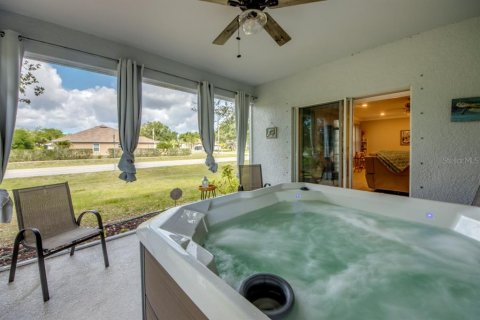 House in Punta Gorda, Florida 3 bedrooms, 191.94 sq.m. № 1784448 - photo 2