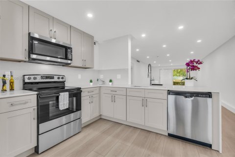 Condo in Coconut Creek, Florida, 2 bedrooms № 2263722 - photo 2