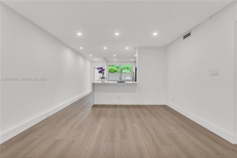 Condo in Coconut Creek, Florida, 2 bedrooms № 2263722 - photo 8