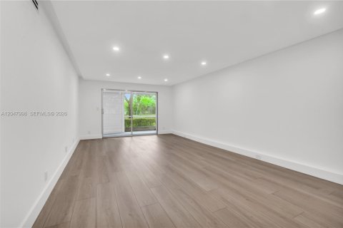 Condo in Coconut Creek, Florida, 2 bedrooms № 2263722 - photo 11
