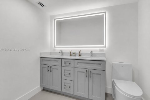 Condo in Coconut Creek, Florida, 2 bedrooms № 2263722 - photo 13