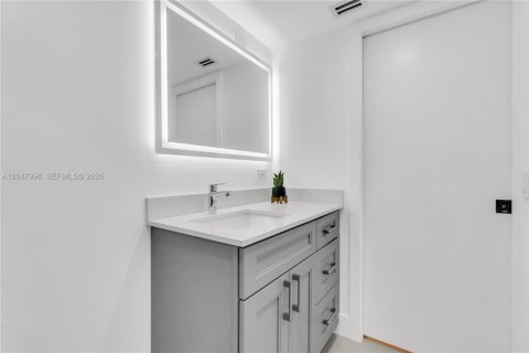 Condo in Coconut Creek, Florida, 2 bedrooms № 2263722 - photo 24