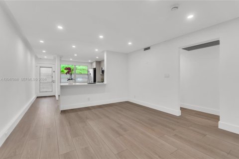 Condo in Coconut Creek, Florida, 2 bedrooms № 2263722 - photo 7
