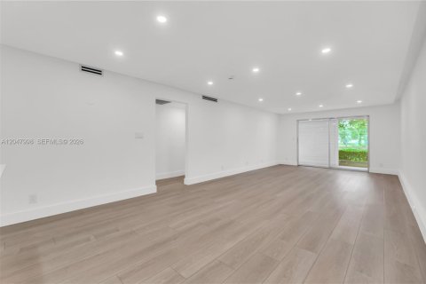 Condo in Coconut Creek, Florida, 2 bedrooms № 2263722 - photo 22