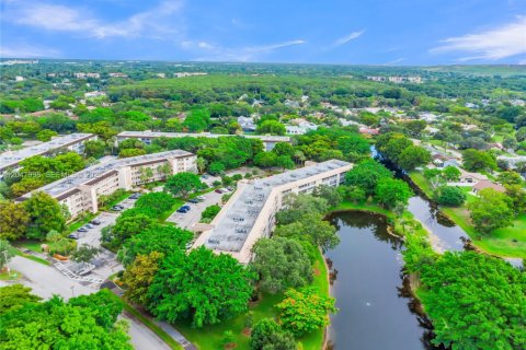 Condo in Coconut Creek, Florida, 2 bedrooms № 2263722 - photo 20