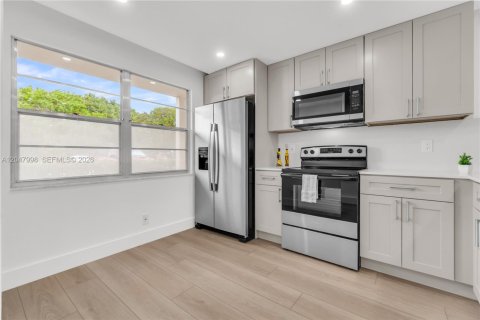 Condo in Coconut Creek, Florida, 2 bedrooms № 2263722 - photo 3