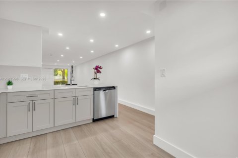 Condo in Coconut Creek, Florida, 2 bedrooms № 2263722 - photo 5