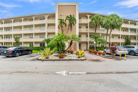 Condo in Coconut Creek, Florida, 2 bedrooms № 2263722 - photo 17