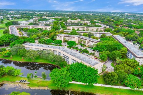 Condo in Coconut Creek, Florida, 2 bedrooms № 2263722 - photo 19