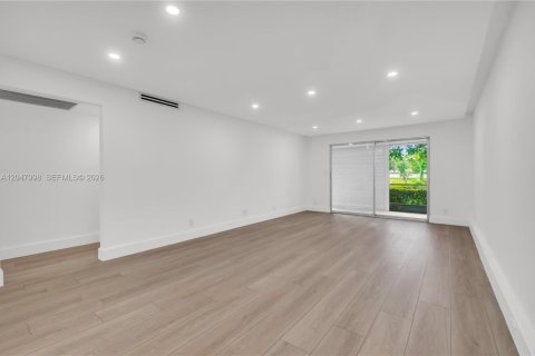 Condo in Coconut Creek, Florida, 2 bedrooms № 2263722 - photo 10