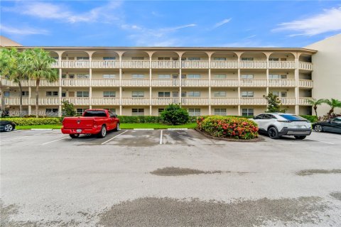 Condo in Coconut Creek, Florida, 2 bedrooms № 2263722 - photo 18