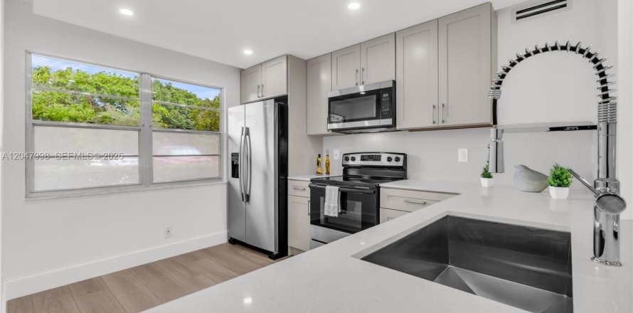 Condo in Coconut Creek, Florida, 2 bedrooms № 2263722