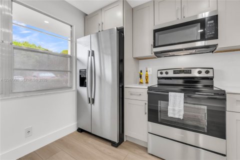 Condo in Coconut Creek, Florida, 2 bedrooms № 2263722 - photo 4