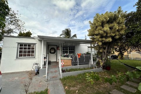 House in Miami, Florida 5 bedrooms, 104.98 sq.m. № 2323618