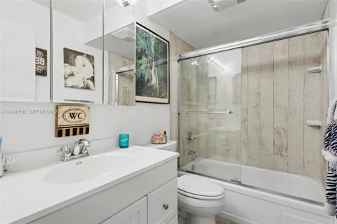Condominio en venta en Hallandale Beach, Florida, 2 dormitorios, 102.19 m2 № 2004488 - foto 11
