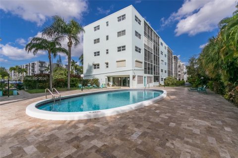 Condominio en venta en Hallandale Beach, Florida, 2 dormitorios, 102.19 m2 № 2004488 - foto 17