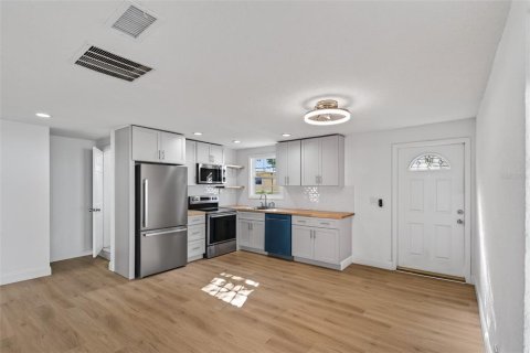 Casa en alquiler en Saint Petersburg, Florida, 2 dormitorios, 61.32 m2 № 2095075 - foto 4
