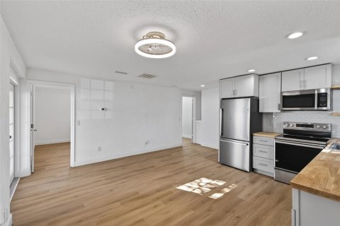 Casa en alquiler en Saint Petersburg, Florida, 2 dormitorios, 61.32 m2 № 2095075 - foto 3