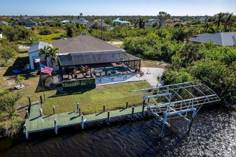 House in Port Charlotte, Florida 3 bedrooms, 151.99 sq.m. № 1717668 - photo 2