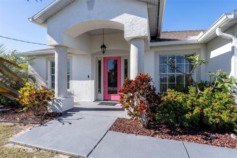 House in Port Charlotte, Florida 3 bedrooms, 151.99 sq.m. № 1717668 - photo 13