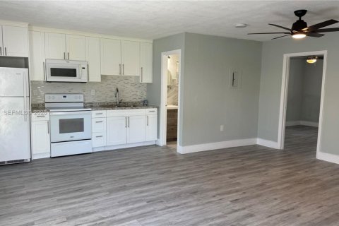 House in Pompano Beach, Florida 1 bedroom, 298.03 sq.m. № 2001636