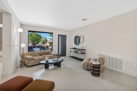 Casa en venta en West Miami, Florida, 4 dormitorios, 189.06 m2 № 2064386 - foto 3