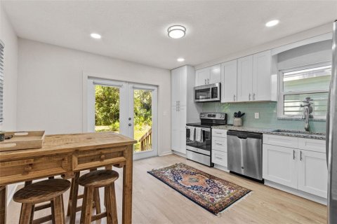 House in Tampa, Florida 3 bedrooms, 113.81 sq.m. № 1659512 - photo 3