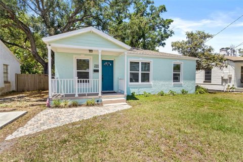 House in Tampa, Florida 3 bedrooms, 113.81 sq.m. № 1659512 - photo 1