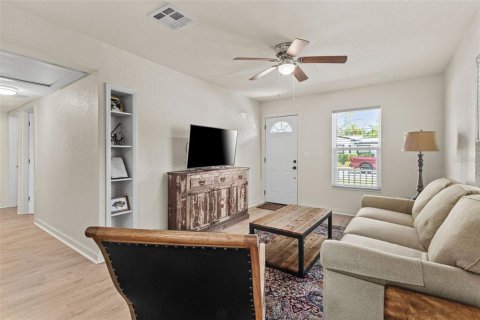 House in Tampa, Florida 3 bedrooms, 113.81 sq.m. № 1659512 - photo 9
