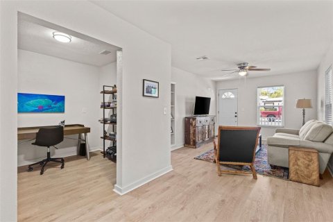 House in Tampa, Florida 3 bedrooms, 113.81 sq.m. № 1659512 - photo 2