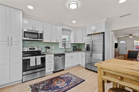 House in Tampa, Florida 3 bedrooms, 113.81 sq.m. № 1659512 - photo 13