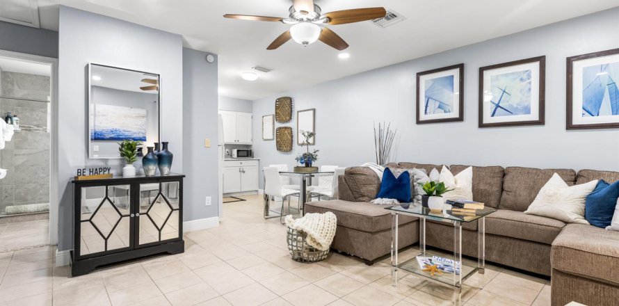 Apartment in Naples, Florida 2 bedrooms, 82.31 sq.m. № 2247144