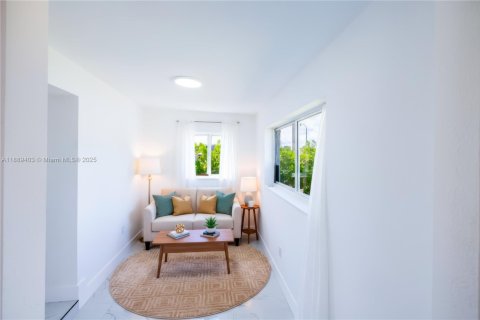 House in Miami, Florida 3 bedrooms, 101.08 sq.m. № 1938900 - photo 4