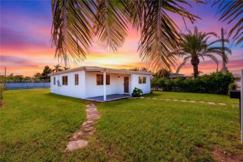 House in Miami, Florida 3 bedrooms, 101.08 sq.m. № 1938900 - photo 1