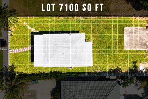 House in Miami, Florida 3 bedrooms, 101.08 sq.m. № 1938900 - photo 19