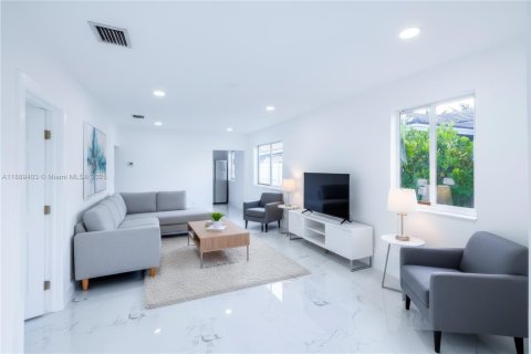 House in Miami, Florida 3 bedrooms, 101.08 sq.m. № 1938900 - photo 5