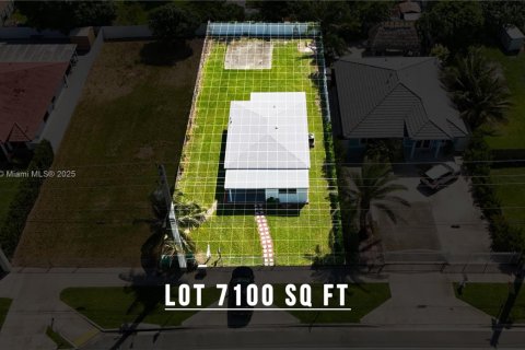 House in Miami, Florida 3 bedrooms, 101.08 sq.m. № 1938900 - photo 17