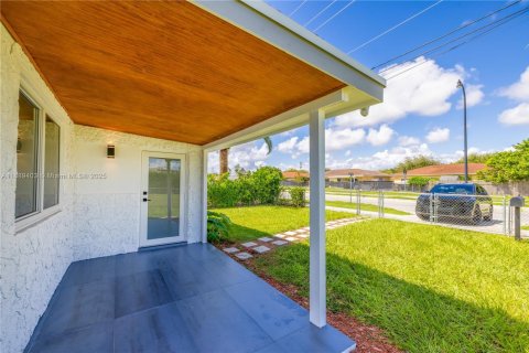 House in Miami, Florida 3 bedrooms, 101.08 sq.m. № 1938900 - photo 2