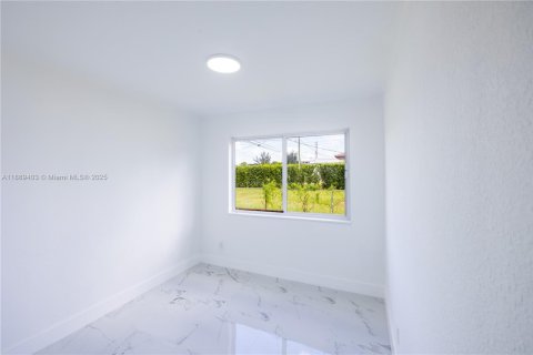 House in Miami, Florida 3 bedrooms, 101.08 sq.m. № 1938900 - photo 14