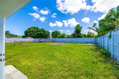 House in Miami, Florida 3 bedrooms, 101.08 sq.m. № 1938900 - photo 15