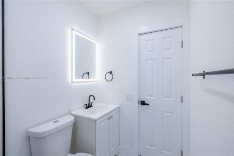 House in Miami, Florida 3 bedrooms, 101.08 sq.m. № 1938900 - photo 8