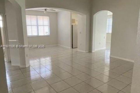 Снять в аренду виллу или дом в Майами, Флорида 3 спальни, 156.54м2, № 1975400 - фото 3