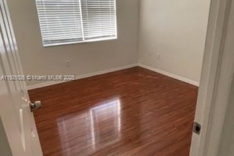 Снять в аренду виллу или дом в Майами, Флорида 3 спальни, 156.54м2, № 1975400 - фото 2