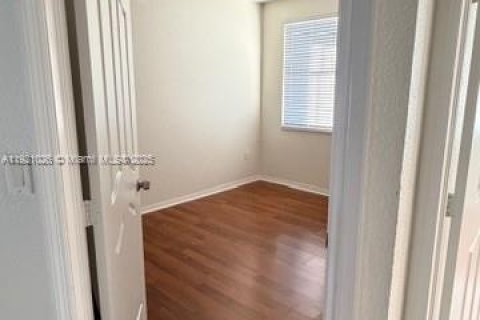 Снять в аренду виллу или дом в Майами, Флорида 3 спальни, 156.54м2, № 1975400 - фото 1