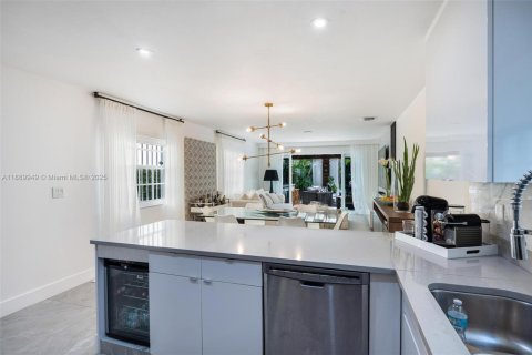 House in Miami, Florida 3 bedrooms, 150.5 sq.m. № 2039562 - photo 13