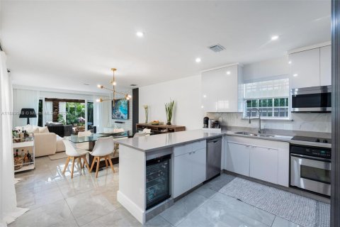 House in Miami, Florida 3 bedrooms, 150.5 sq.m. № 2039562 - photo 11