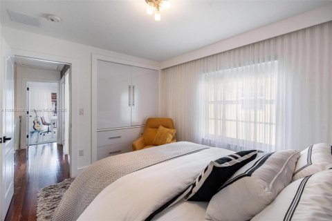 House in Miami, Florida 3 bedrooms, 150.5 sq.m. № 2039562 - photo 27