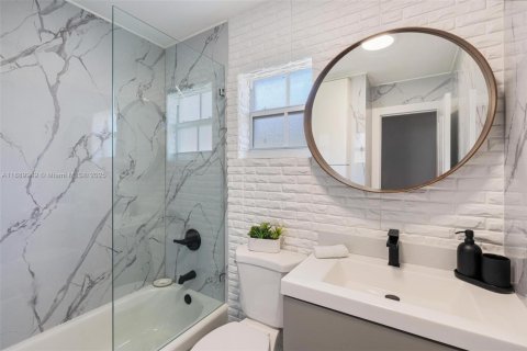 House in Miami, Florida 3 bedrooms, 150.5 sq.m. № 2039562 - photo 28